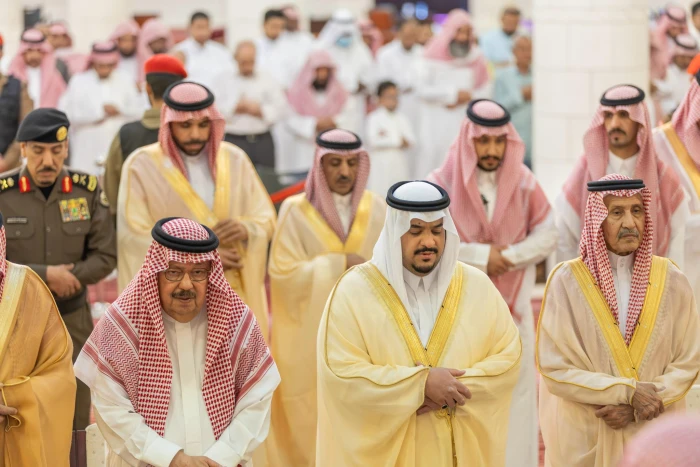 بالصور : الصلاة على جنازة  الأمير الوليد بن خالد بن طلال في جامع الإمام تركي بن عبدالله في مدينة الرياض ‏
