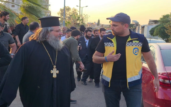 بالصور.. خروج عدد من العائلات المحتجزة في السويداء بإشراف الهلال الأحمر والدفاع المدني بالصور.. خروج عدد من العائلات المحتجزة في السويداء بإشراف الهلال الأحمر والدفاع المدني