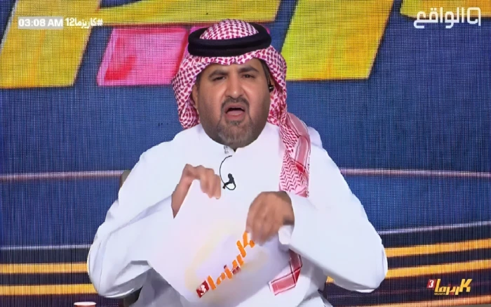 "هل يبحث عن الترند؟".. بالفيديو: مذيع قناة سعودية يقوم بتصرف غريب على الهواء ويثير الجدل "هل يبحث عن الترند؟".. بالفيديو: مذيع قناة سعودية يقوم بتصرف غريب على الهواء ويثير الجدل