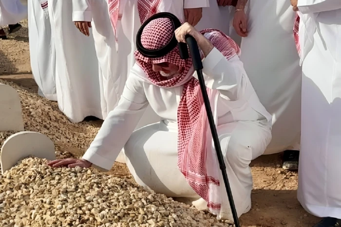 الأمير خالد بن طلال ينشر صورة أثناء زيارة قبر نجله الوليد .. ويعلق: “يا حبيبي يا الوليد.. افتقدتك "