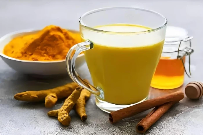 ماذا يحدث لجسمك عند تناول حليب الكركم ؟.. خبراء يكشفون عن 10 فوائد