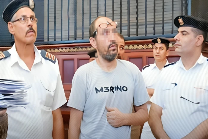 مصر.. بالفيديو: لحظة النطق بالحكم على ”سفاح المعمورة” بالإعدام لقتل زوجته واثنين آخرين