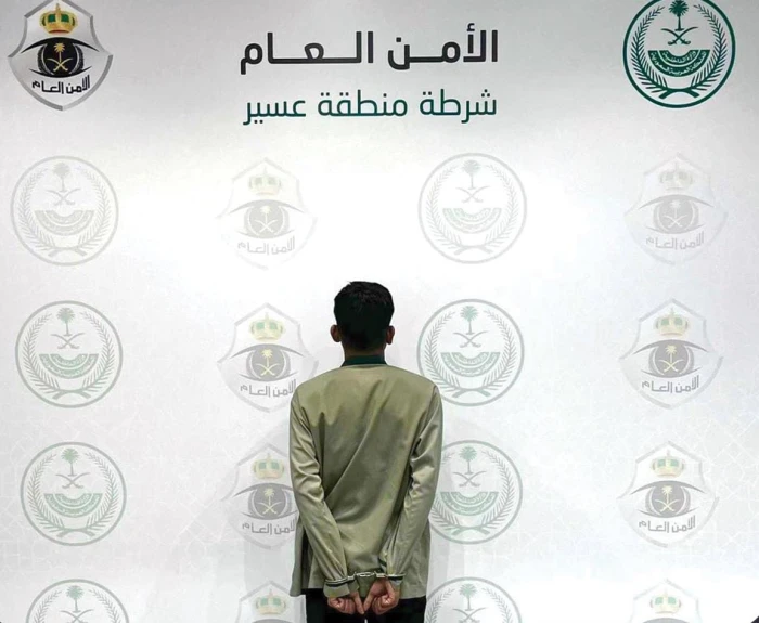 القبض والتشهير بمقيم لتحرشه بامرأة في منطقة عسير .. والكشف عن جنسيته