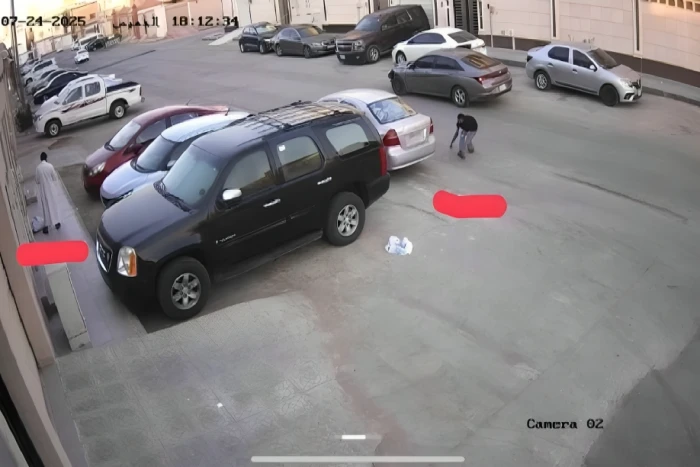 اللص استخدم أطرافه الأربعة.. بالفيديو: أغرب سرقة سيارة في وضع التشغيل ترصدها كاميرا مراقبة!