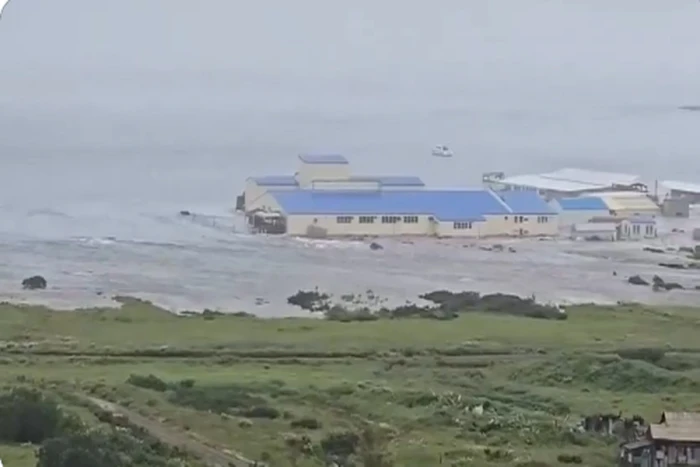 بالفيديو.. لحظة حدوث موجات تسونامي في بلدة روسية عقب الزلزال الذي ضرب شبه جزيرة كامتشاتكا