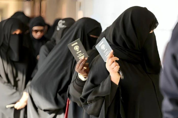 بينهم 21 امرأة..  بالأسماء: سحب الجنسية الكويتية من 56 شخصًا وممن اكتسبها معهم بالتبعية