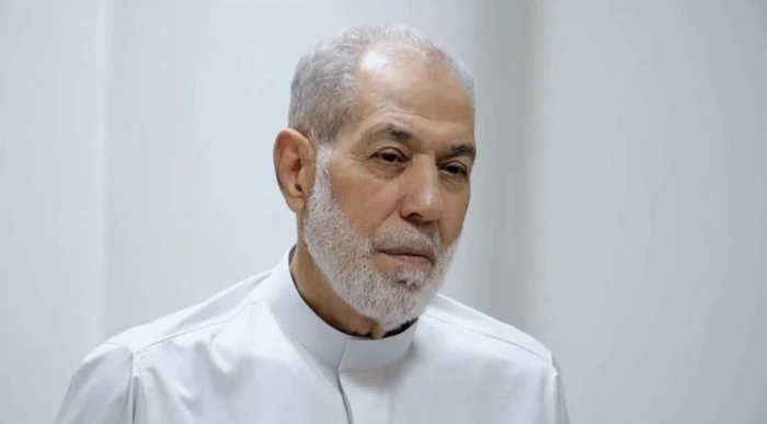يتقدمهم  "مفتي البراميل ".. بالفيديو : وزارة العدل السورية توثق لحظة بدء محاكمة كبار رموز النظام السابق المتهمين بارتكاب جرائم ضد الشعب السوري
