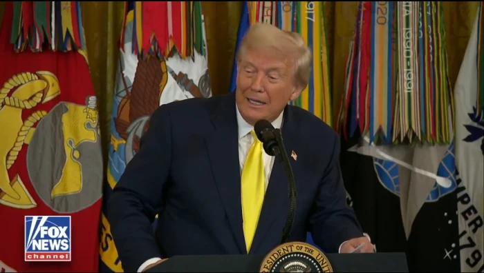 بالفيديو.. ترامب يسخر من قاسم سليماني في مؤتمر صحفي :"الأب الروحي للعبوات الناسفة.. أين هو الآن؟"