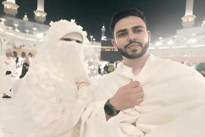 بالصور: مصري يلتقط سيلفي مع عروسه في الحرم .. ويعلق:  تركنا صخب الأفراح لنسكن سكينة البيت الحرام
