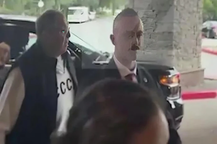 قبل اجتماع بوتين وترامب.. بالفيديو: وصول وزير الخارجية الروسي ألاسكا مرتديًا سترة تحمل عبارة "الاتحاد السوفيتي"