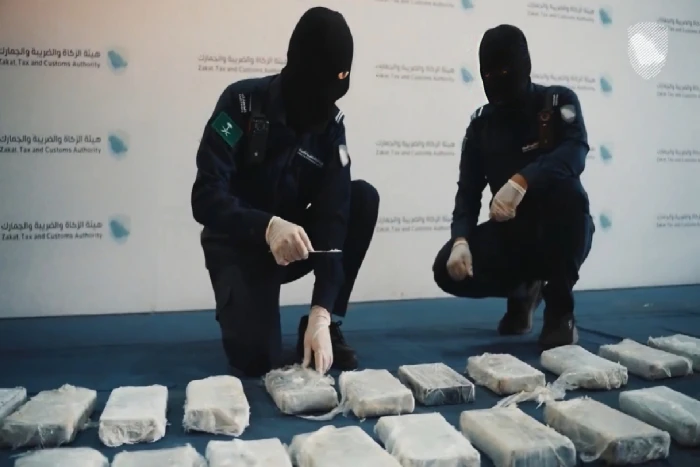 عُثر عليها مخبأة في  "لحوم مجمدة".. بالفيديو: إحباط تهريب 28.9 كيلو جرام من مادة الكوكايين المخدر