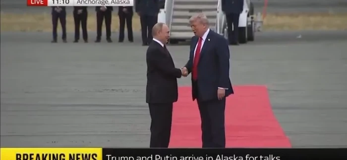 بالفيديو..  ترامب يستقبل  بوتين في ولاية ألاسكا
