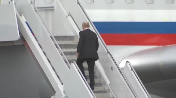 ‏بالفيديو: الرئيس بوتين يصعد طائرته الرئاسية استعداداً لمغادرة ولاية ألاسكا والعودة إلى بلاده