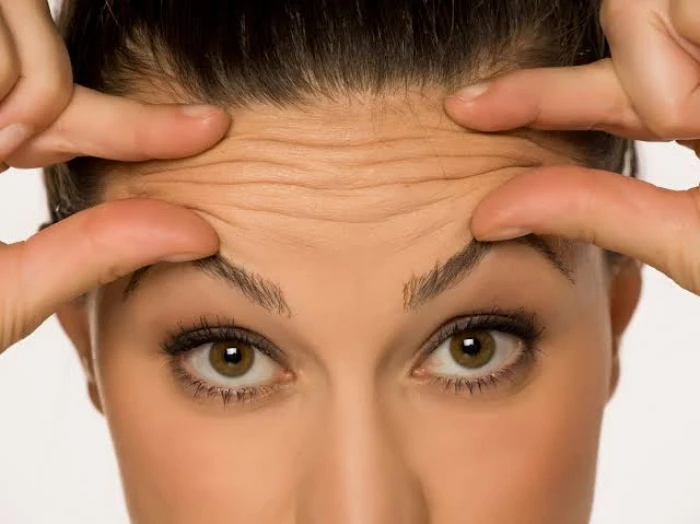 طبيب يكشف عن فيتامين شائع يخفف من التجاعيد ويعيد للبشرة نضارتها.. وهذا أفضل وقت لاستخدامه