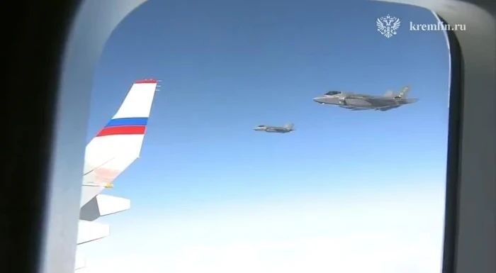 بالفيديو.. مقاتلات F-35 الأمريكية ترافق «بوتين» أثناء مغادرته ألاسكا وعودته إلى موسكو