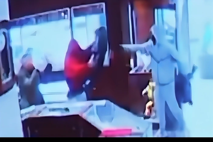 بالفيديو.. لصوص يقتحمون متجرًا ويسرقون مجوهرات ثمينة ويَلوذون بالفرار في أمريكا