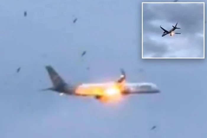 بالفيديو.. لحظة اشتعال النيران في محرك طائرة «بوينج» أثناء تحليقها في الجو