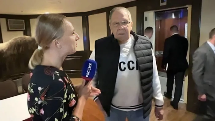 أول تعليق لوزير الخارجية الروسي على ارتدائه ملابس عليها شعار الاتحاد السوفيتي خلال قمة ألاسكا