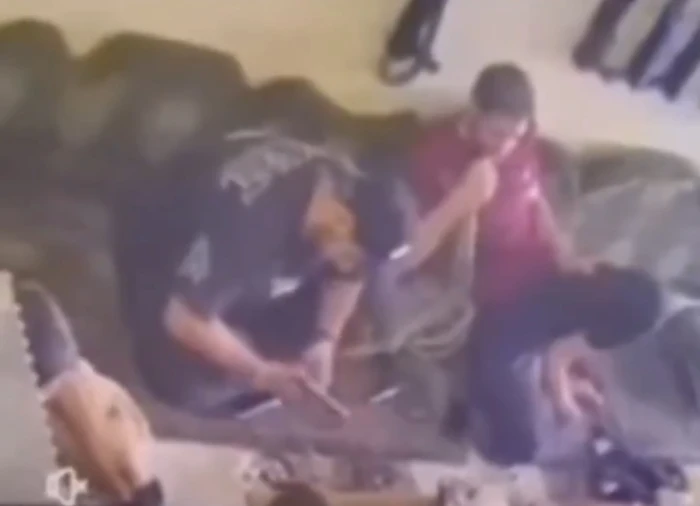 أثناء جلسة مع أصدقائه.. بالفيديو: لحظة إطلاق شاب سوري النار على نفسه بالخطأ ووفاته على الفور