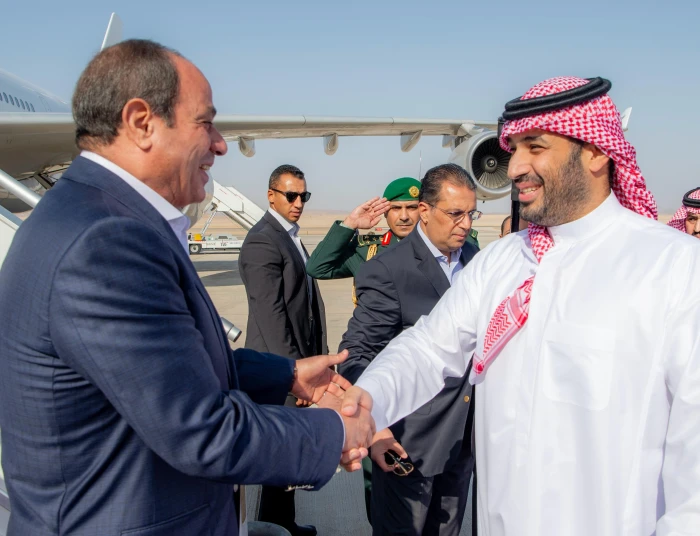الرئيس المصري "عبد الفتاح السيسي "يصل إلى نيوم وولي العهد في مقدمة مستقبليه