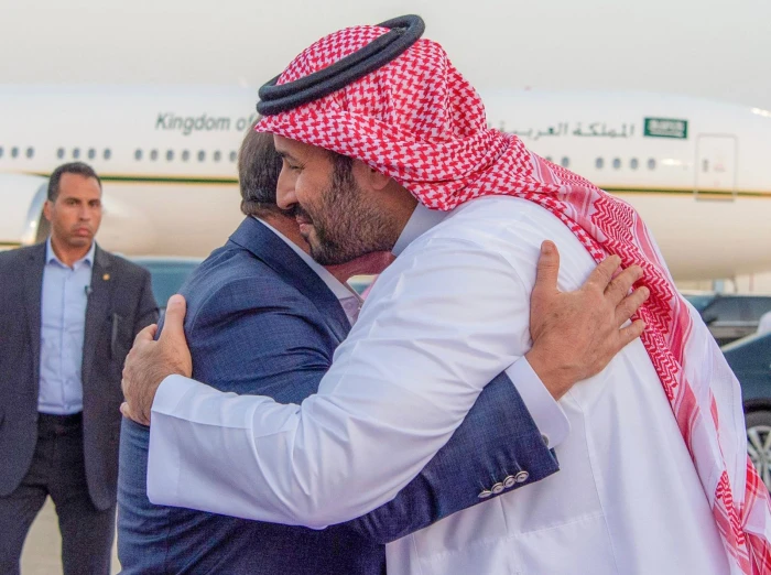 بالصور: الرئيس " السيسي" يغادر نيوم وولي العهد في مقدمة مودعيه