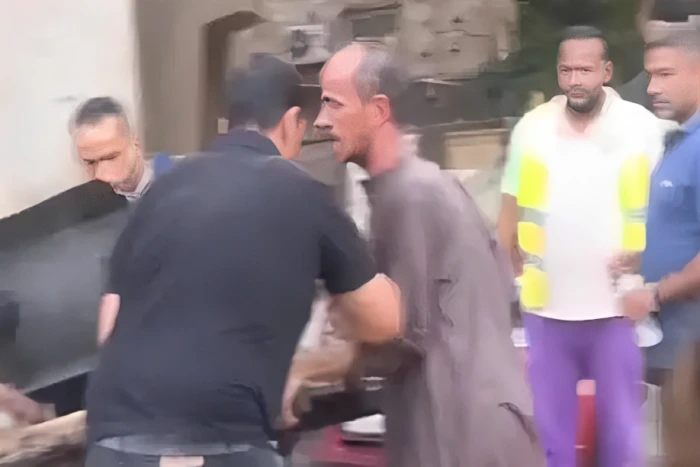 مصر.. بالفيديو:  موظف يعتدي على بائع أثناء تنفيذ حملة لإزالة الإشغالات بالجيزة