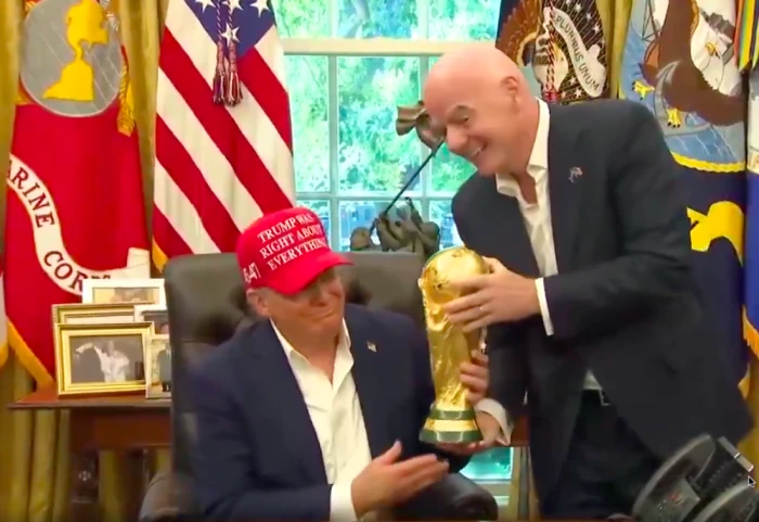 بالفيديو.. ردة فعل ترامب بعد تسلمه مجسم كأس العالم من رئيس "فيفا": "هل يمكنني الاحتفاظ به"