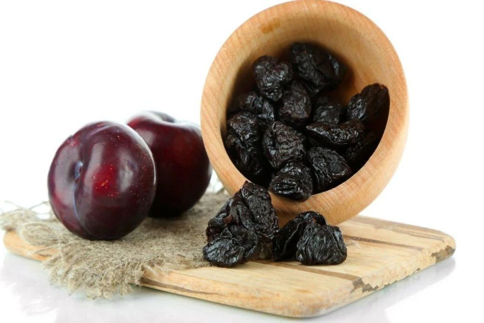 دراسة حديثة تكشف ماذا يحدث للجسم عند تناول البرقوق المجفف يوميًا