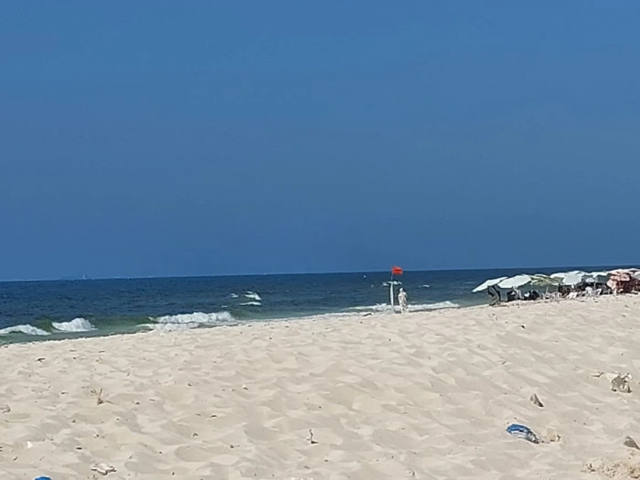 "المياه سحبتهم وتجاهلوا التحذيرات".. محافظ الإسكندرية يكشف تفاصيل غرق وإصابة 34 شابا وفتاة في شاطئ أبو تلات بمصر - فيديو