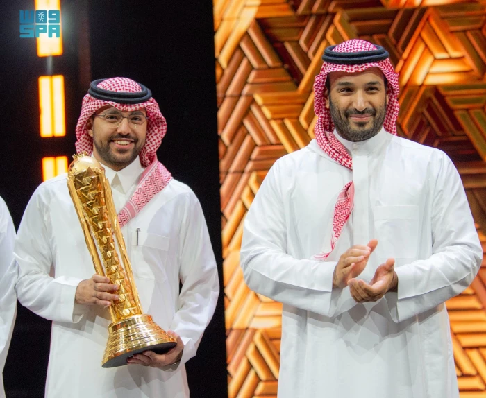 بالفيديو ولي العهد‬⁩ يتوج فريق ⁧‫فالكونز‬⁩ بلقب كأس العالم للرياضات الإلكترونية‬⁩ للمرة الثانية في تاريخه
