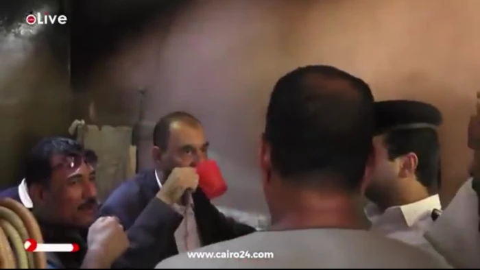 "ليثبت أنها ليست من المجاري".. بالفيديو: محافظ سوهاج في مصر يشرب مياه أمام مواطنين اشتكوا من تلوثها بالصرف الصحي