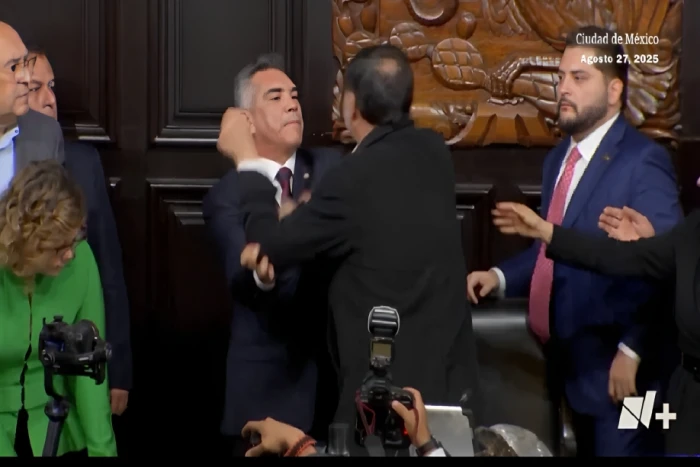 ضرب وصراخ.. بالفيديو: مشاجرة داخل مجلس الشيوخ المكسيكي