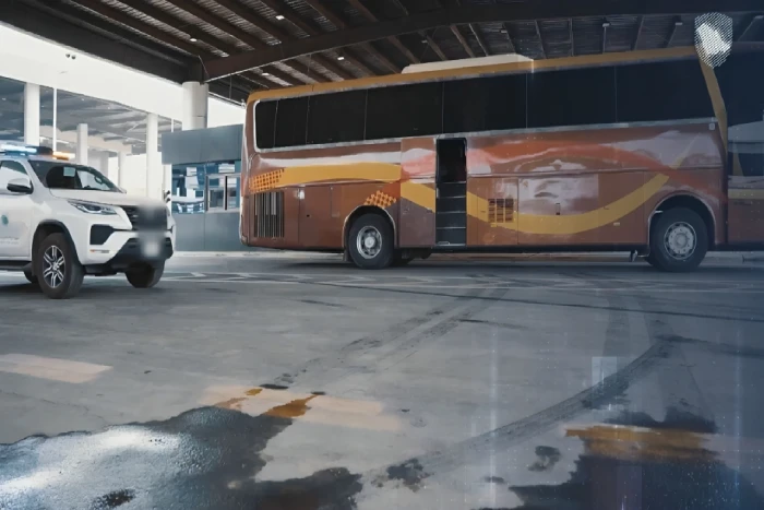 عُثر عليها مخبأة داخل باص ومركبة.. بالفيديو: إحباط تهريب أكثر من 300 ألف حبة كبتاجون عبر منفذي الحديثة وجسر الملك فهد