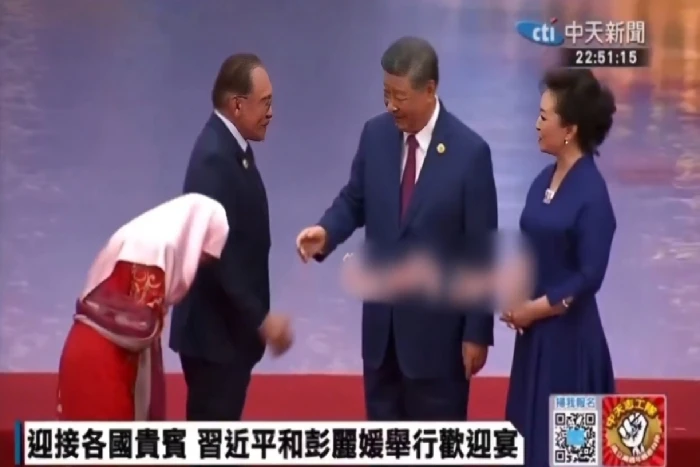 بالفيديو: زوجة رئيس الوزراء الماليزي تضع الرئيس الصيني في موقف محرج  وترفض مصافحته