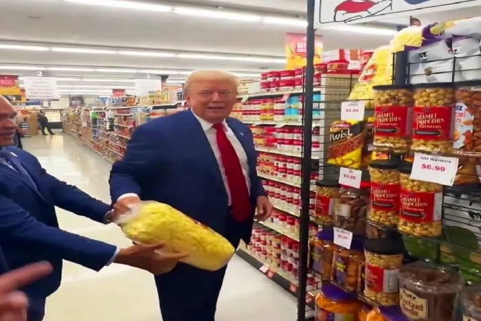 بالفيديو.. ترامب يتجول داخل متجر.. ويعلق: "سنحتاج إلى المزيد من الفشار هذا الأسبوع!"