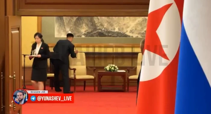 بعد مغادرته مكان اجتماعه مع بوتين في الصين.. بالفيديو: مساعد رئيس كوريا الشمالية يمسح مكان جلوس "كيم جونغ أون" ويثير الجدل