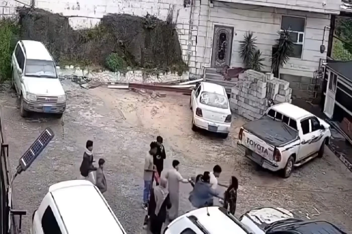 بالفيديو: مسلحون حوثيون يصفعون موظفة يمنية داخل منتجع سياحي ويهددونها بالقتل