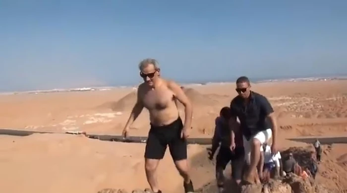 بالفيديو.. الأمير الوليد بن طلال يتسلق قمة جبلية مع مجموعة من مرافقيه