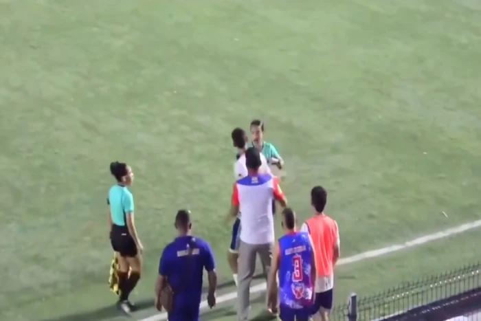 بالفيديو.. لاعب يصفع حكم "امرأة" على وجهها خلال مباراة في الدوري الكولومبي