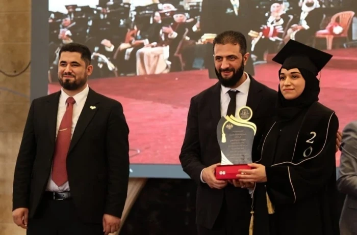 بالفيديو.. الرئيس السوري أحمد الشرع يحضر حفل تخرج زوجته من جامعة إدلب