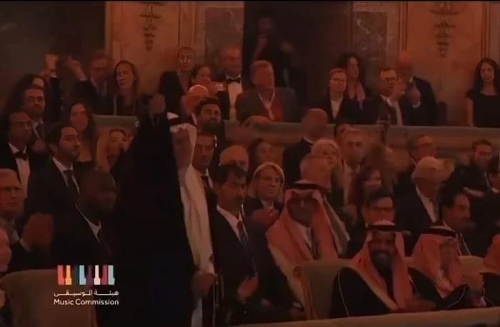 بالفيديو: تفاعل الأمير تركي الفيصل مع أغنية "يا دار لا هنتي ولا هان راعيك" في قصر فرساي بباريس