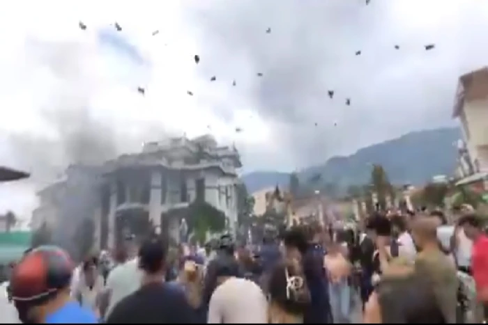 بالفيديو.. متظاهرون يشعلون النار في منزل وزير الطاقة في نيبال