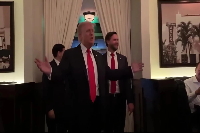 بالفيديو.. "ترامب" يفاجئ زبائن مطعم في واشنطن بزيارة .. والكشف عن السبب