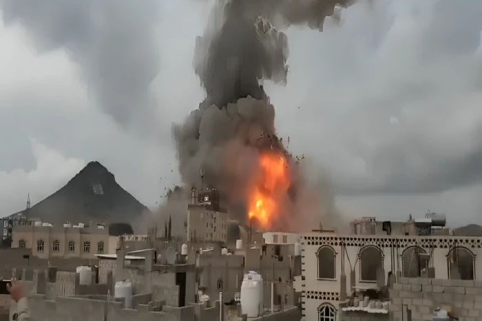 بالفيديو: انفجارات تهز صنعاء بعد استهداف الجيش الإسرائيلي معسكرات ومخازن وقود تابعة للحوثيين