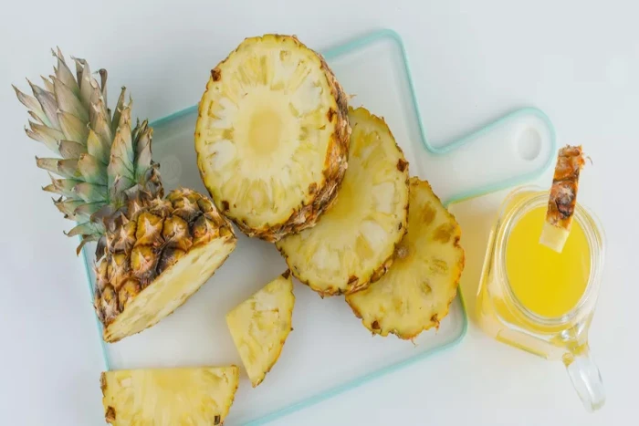 "يهدد هؤلاء الأشخاص!".. الكشف عن مخاطر الأناناس رغم فوائده الصحية