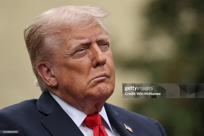 بالصور: تغيرات في شكل وجه "ترامب" تثير التكهنات بشأن صحته