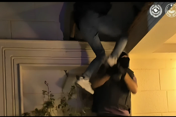 “الهدف متواجد في المكان المقصود”.. مكافحة المخدرات تنشر فيديو يوثق رصد ومتابعة وضبط مروج مخدرات في تبوك