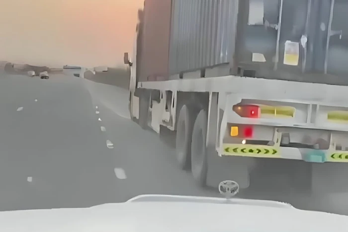 بعد فقدانه لصقره المزوّد بجهاز تتبع.. بالفيديو: إماراتي يلاحق شاحنة ويعثر عليه في مكان لا يخطر على البال