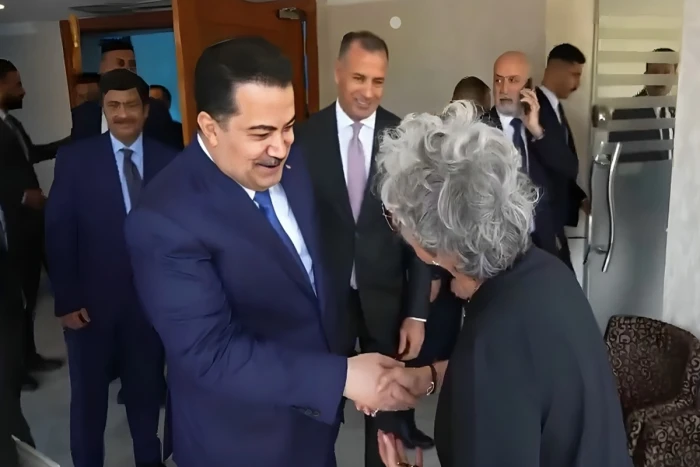 "خليني أبوسك.. قد إيه أنت حلو ".. بالفيديو: بلوجر عراقية  تفاجئ رئيس الوزراء العراقي بطلب تقبيله!