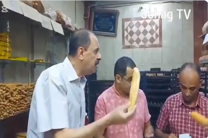 "ده ميرضيش ربنا".. بالفيديو: محافظ مصري يوبخ صاحب مخبز لتلاعبه في وزن الخبز